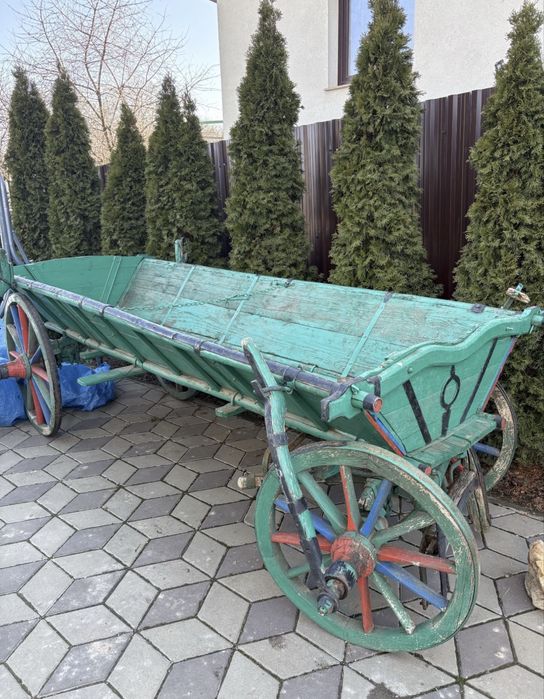 Căruță veche din lemn în stare bună