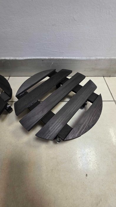 Set 2 suporturi ghiveci cu roți 360° Ø30 cm – lemn negru