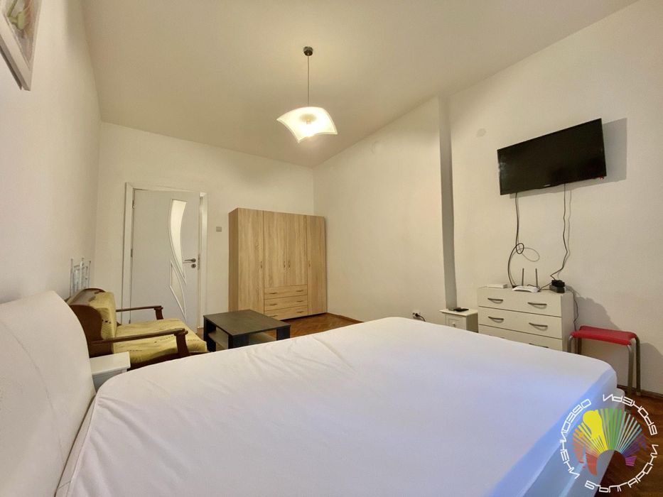 Дава се под наем Тристаен апартамент в Бургас, Център - 65 кв.м за 408 € - Снимка #1