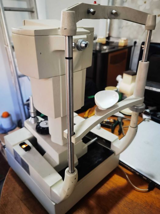 безконтактен тонометър