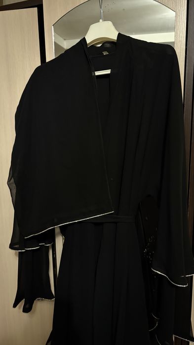 Элегантное платье-абайя с платком