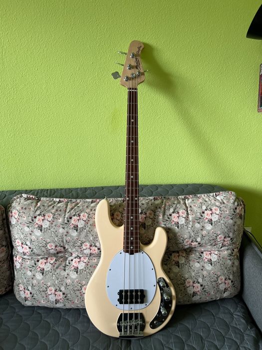 Chitara bas Sterling by Music Man Stingray ca noua