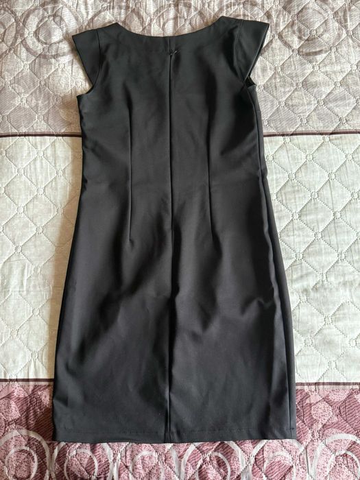 Изчистена дамска черна рокля