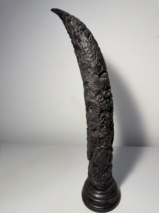 Corn sculptat artistic din rășină chinezească, maro închis și roșu