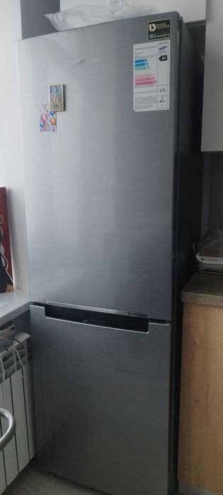 Продам холодильник, двухкамерный.