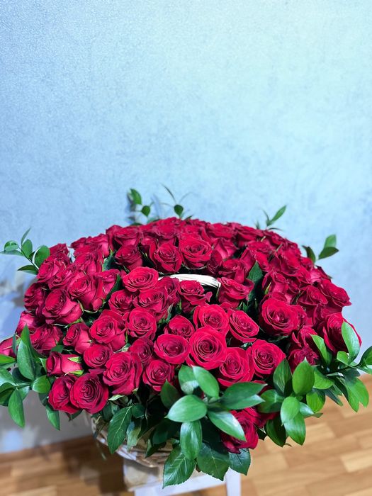 101 роза в корзине