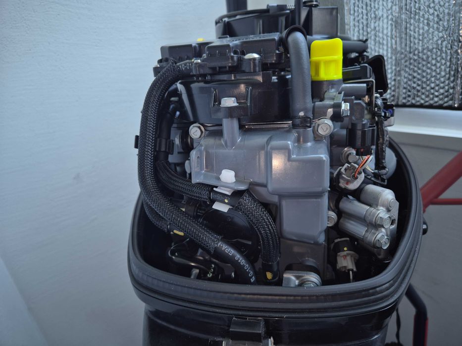 Vând motor barcă Suzuki DF 20 AES