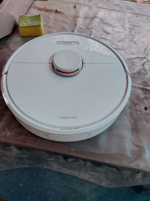 Продам робат полисов Roborock S6