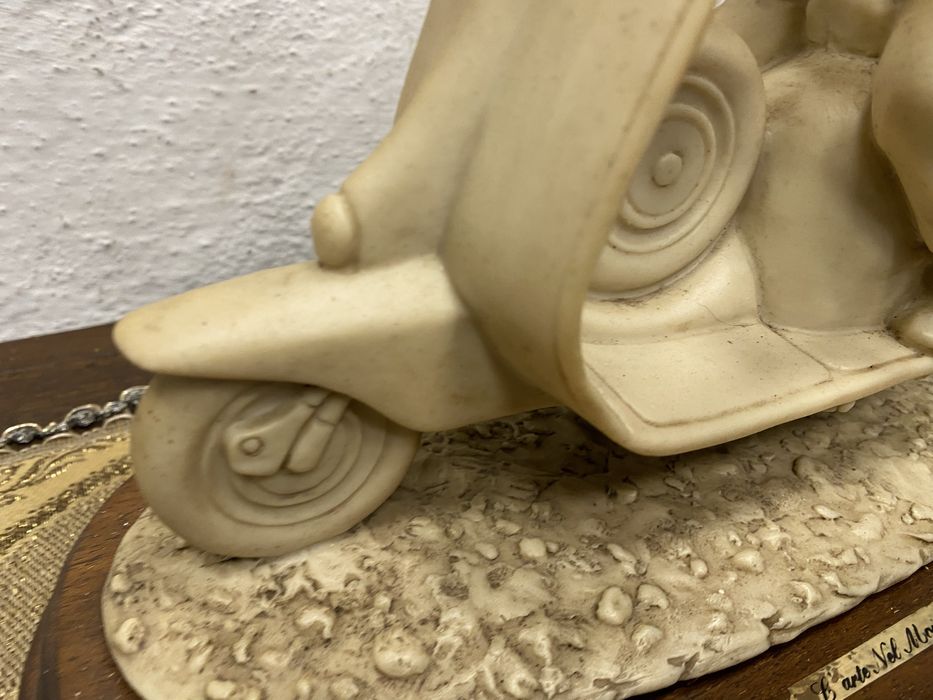 Винтидж статуетка деца на Vespa Италия 1970