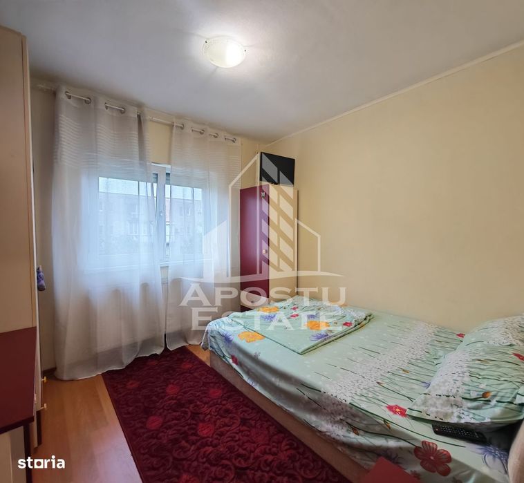 Apartament de vanzare,3 camere si 2 bai,etaj intermediar,zona Aradului