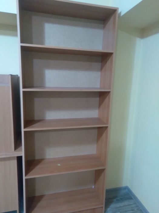 Офисная мебель (столы шкафы)