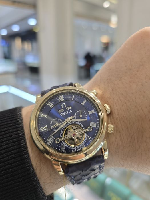 Золотые часы Омега с безумно красивым синим циферблатом