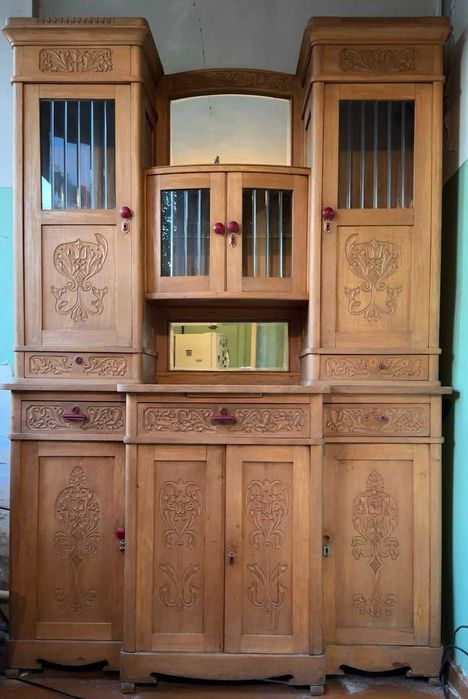 Антикварный буфет ручной работы из натурального дерева