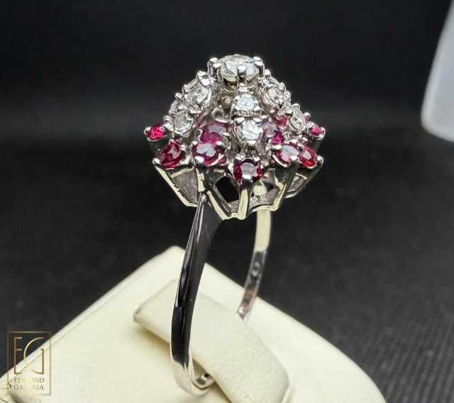 Inel din aur alb, decorat cu rubine și diamante