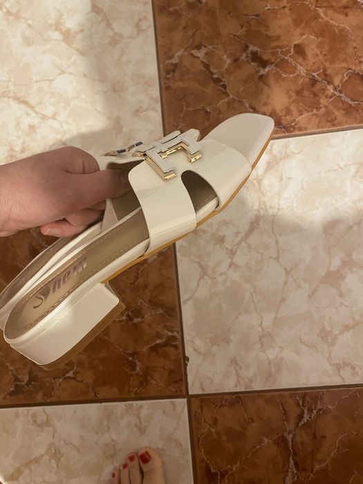 Papuci albi cu toc mic nr 35