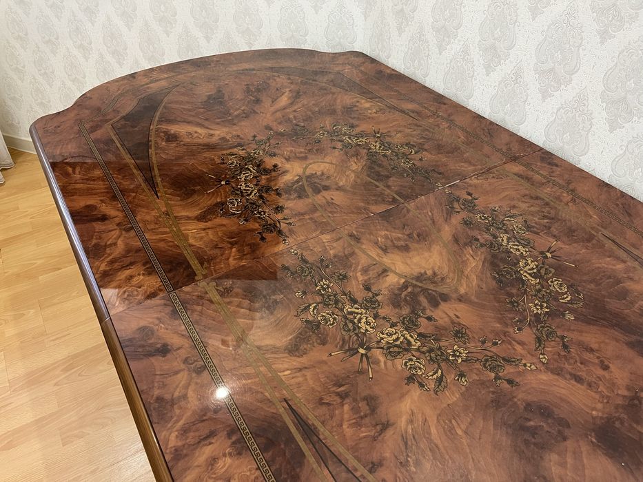 Продаётся гарнитур для гостиной (сервант, стол, комод)