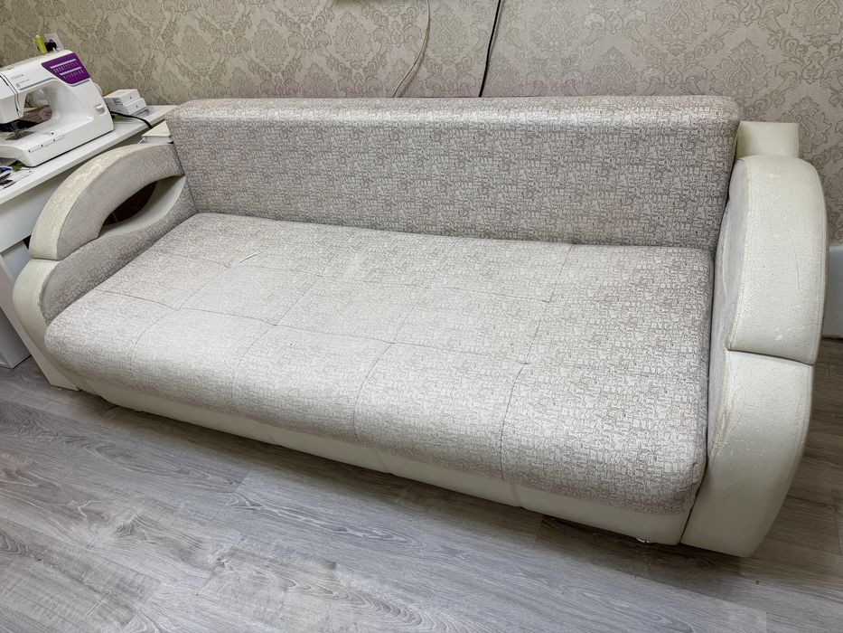 Продам молочный диван в Караганде. Б/у
