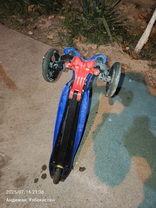 Детский синий самокат