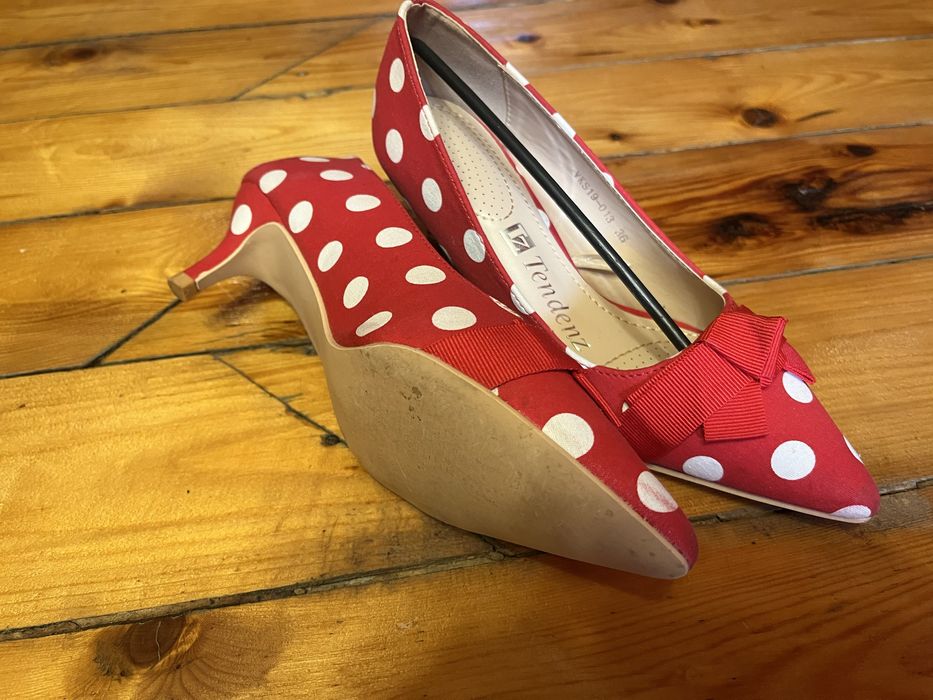 Четири чивта обувки, за които информацията е по долу в обявата!