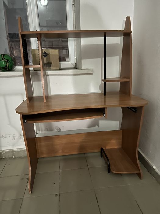 Компьютерный стол сатылады.