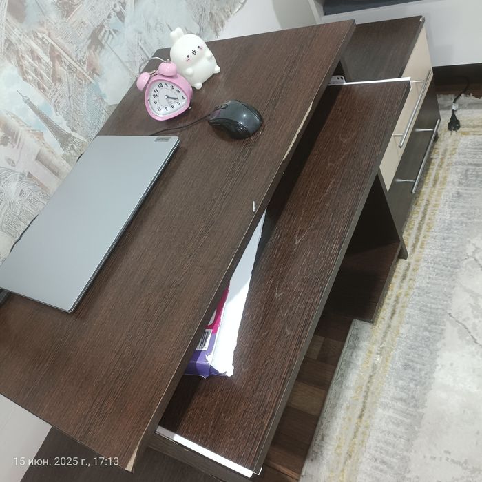 Стол письменный и две тумбочки