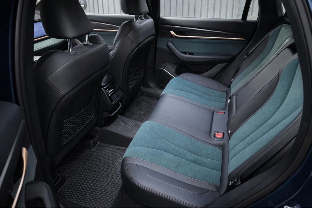 Кроссовер Geely Monjaro 2024 года