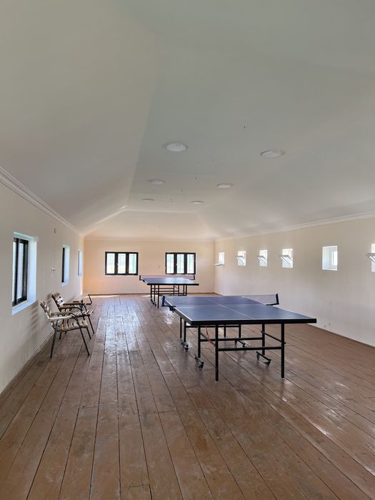 Ер СОТИЛАДИ , бинолари билан.