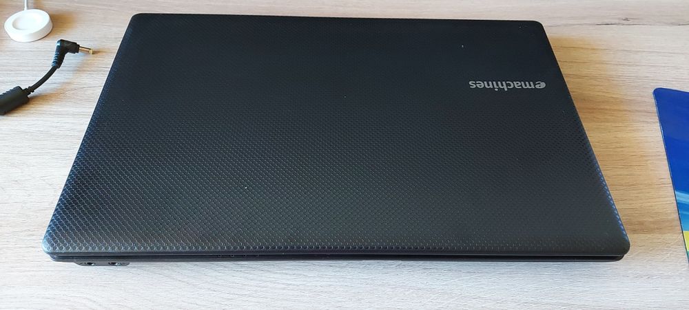 Лаптоп с зарядно..