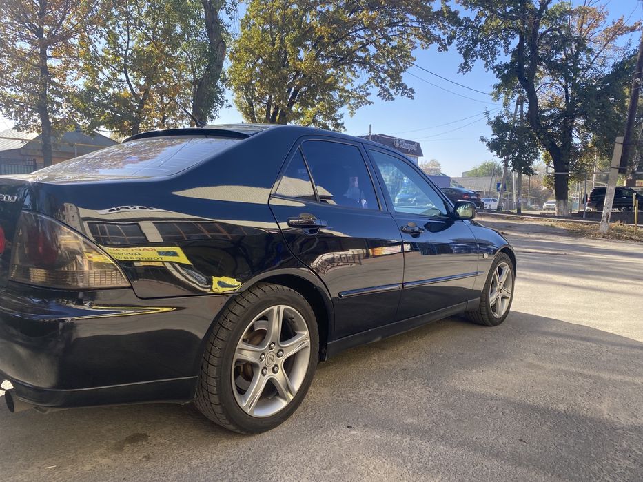 Автомобиль Lexus is 200