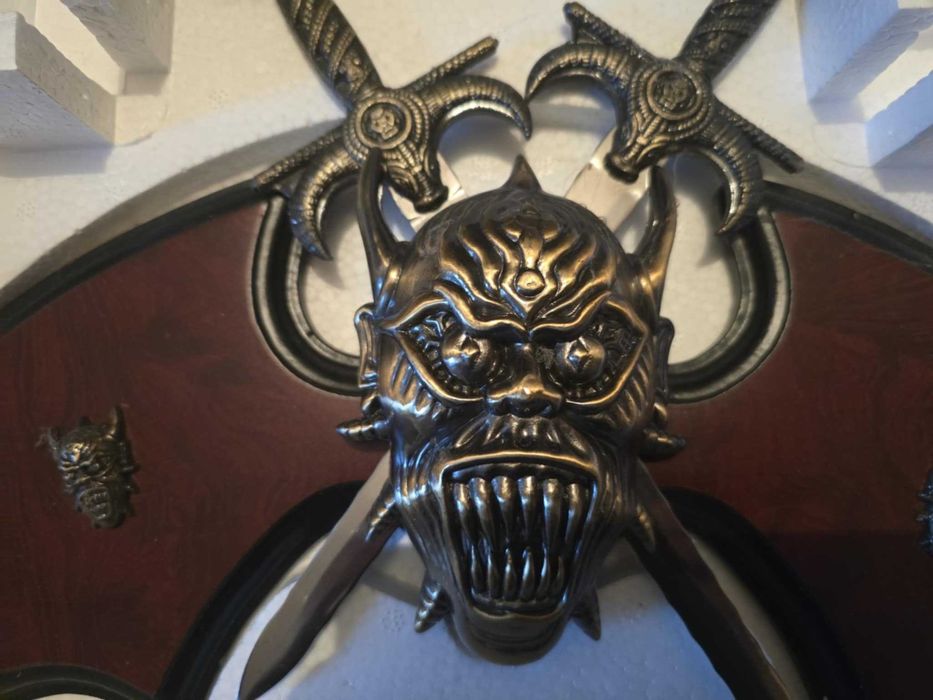 Герб за стена метален на дървена основа.