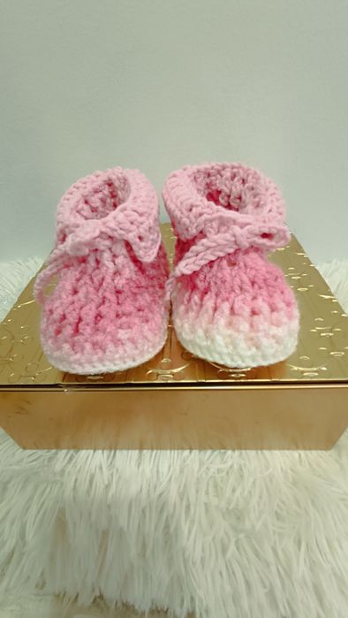 Плетена бебешка жилетка