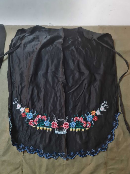 Автентични ръчно бродирани, сатенени престилки