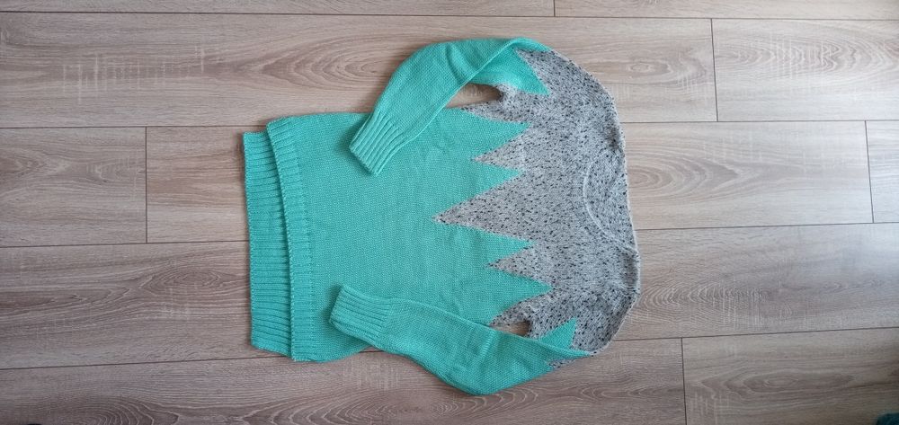 Нов вълнен пуловер р-р М