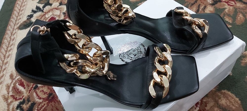 Продам  босоножки