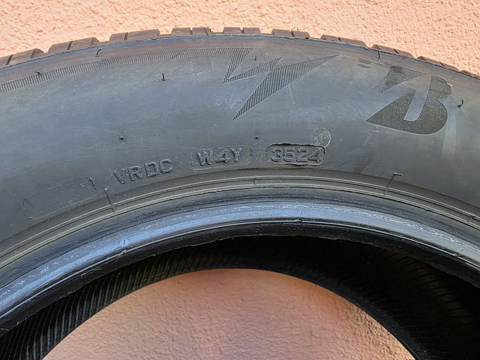 Vând anvelope de iarnă Bridgestone  235/60/18