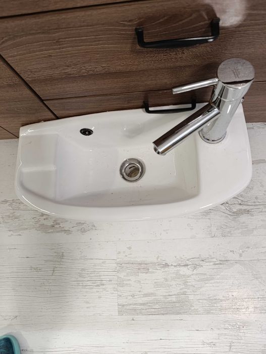 Продавам умивалник със смесител