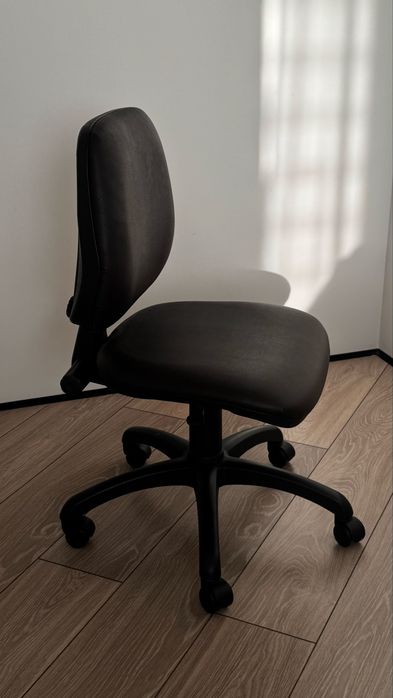 Продам 2 стула на колесиках