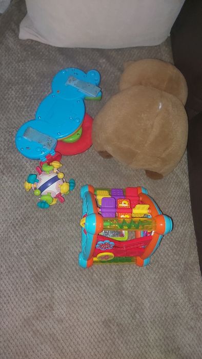 Lot jucarii interactive: capibara muzicala, volan carut, triunghi motric
