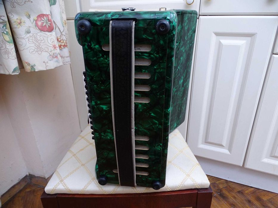 Много запазен стар акордеон Велтмайстер 60 баса