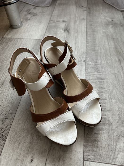 Босоножки 3000 тг.