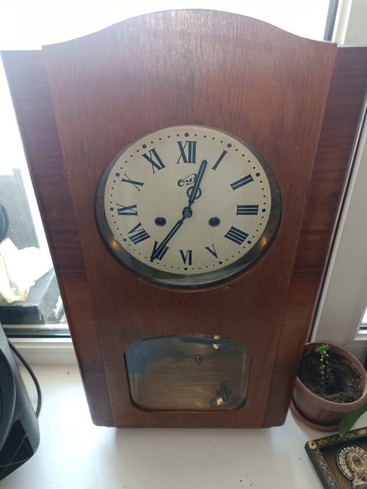 Старинные настенные часы с боем