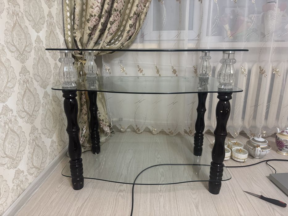 Стол декоративный стеклянный