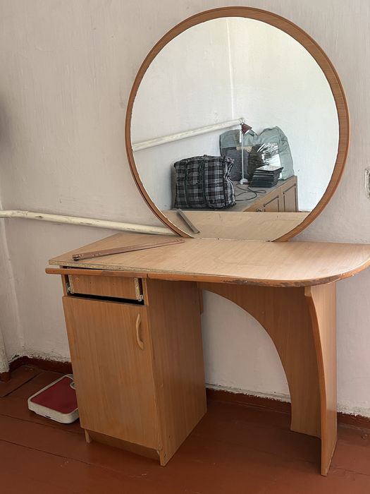 Продается туалетный столик