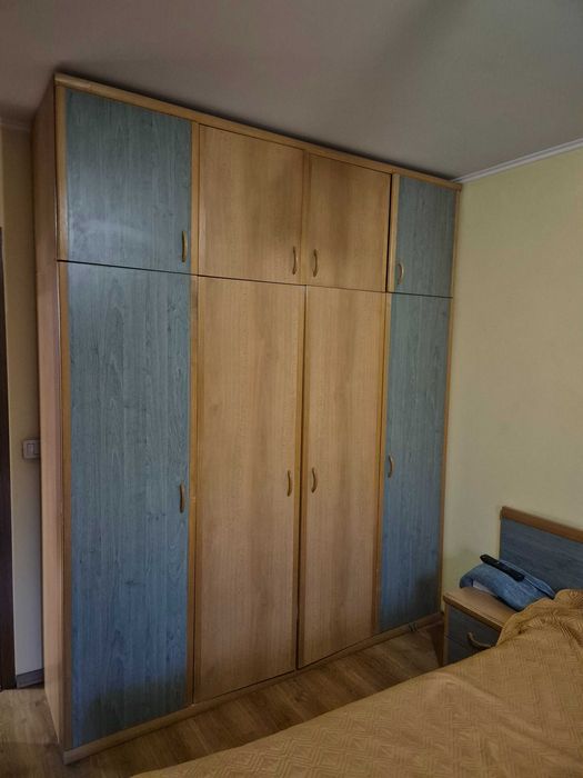 Спален комплектПродавам спален комплект в много добро състояние. Състоящо се от
гардероб, спалня със с нощни шкафчета и скрин .Размери на леглото 164/
