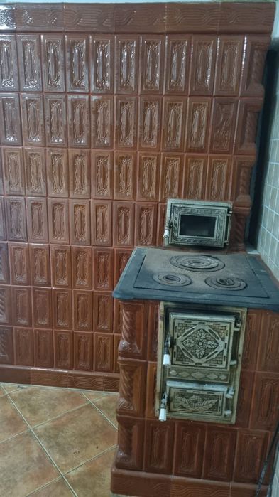 Vând sobă teracotă de perete, cu plită și cuptor  incorporat