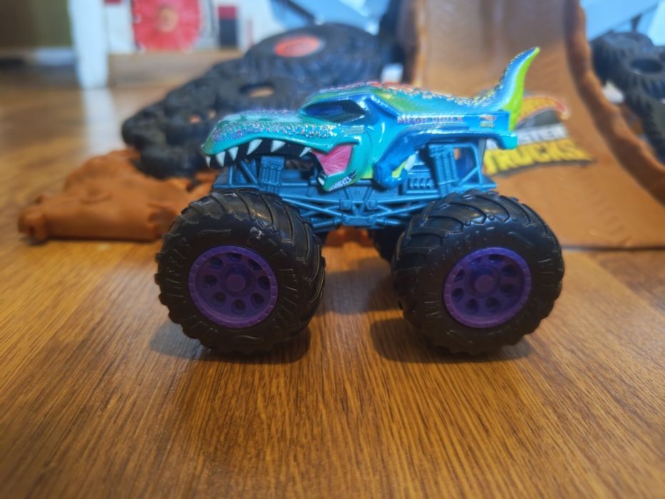 Hot wheels Megarex vs Crashzilla