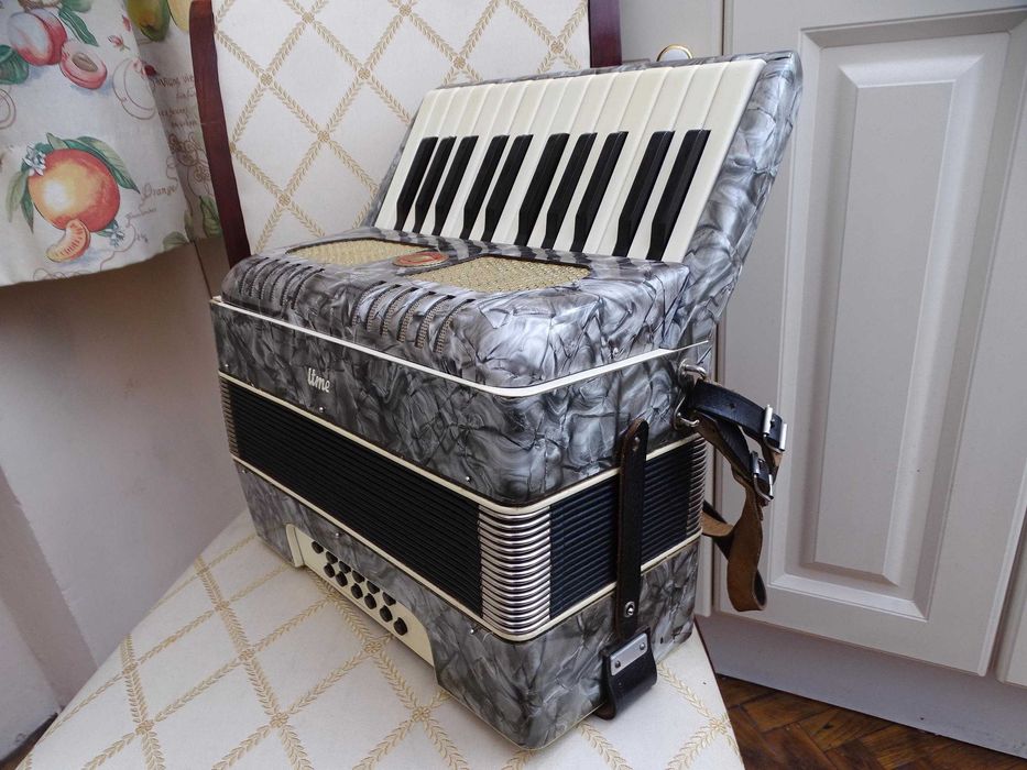 Запазен стар акордеон Велтмайстер 12 баса