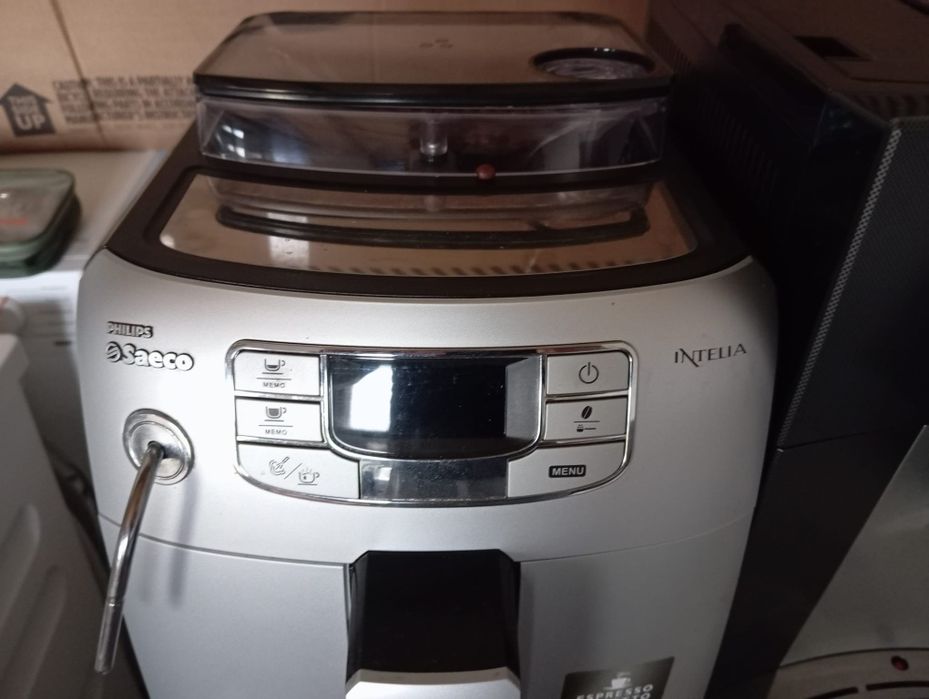 Vand 2  aparate de cafea ,Dealinghi si Saeco