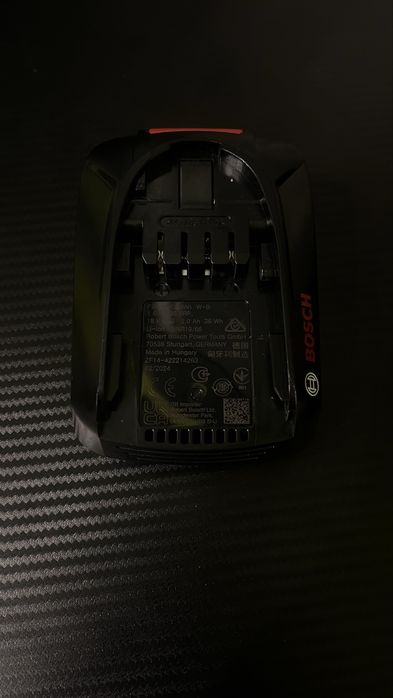 Батерия със зарядно бош чисто нови