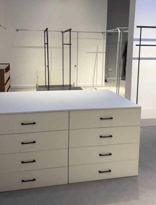 Стол с ящиками в белрм цвете